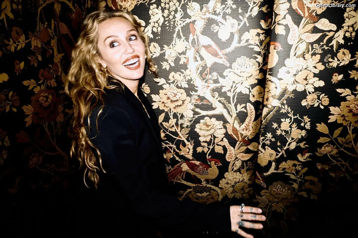 Miley Cyrus photo 2 of 2367