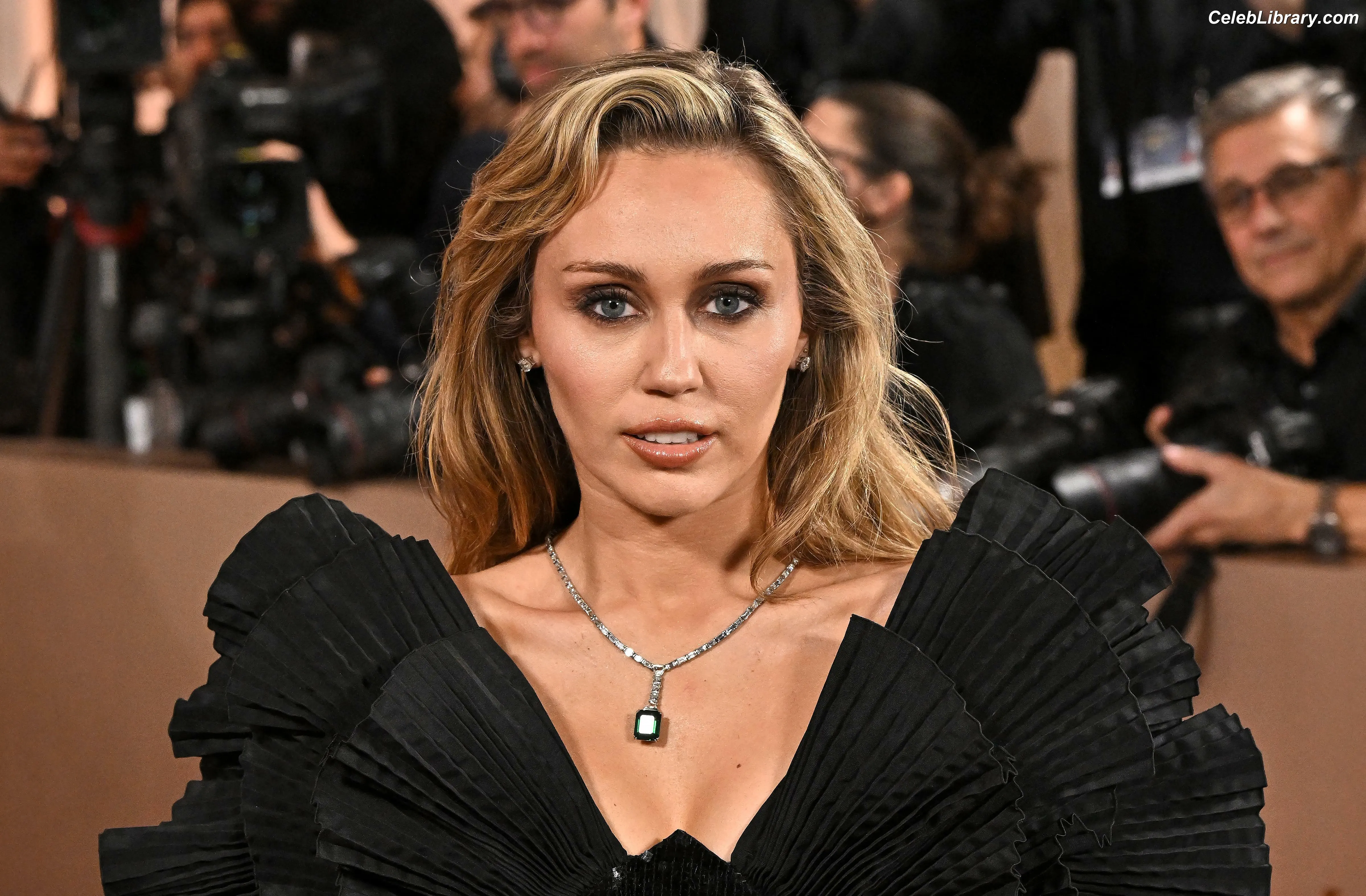 Miley Cyrus photo 11 of 2367