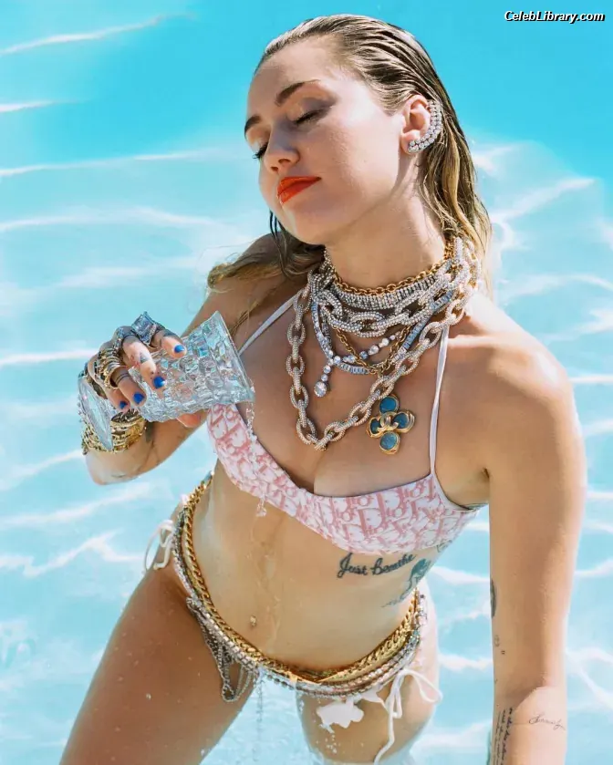 Miley Cyrus photo 8 of 2367
