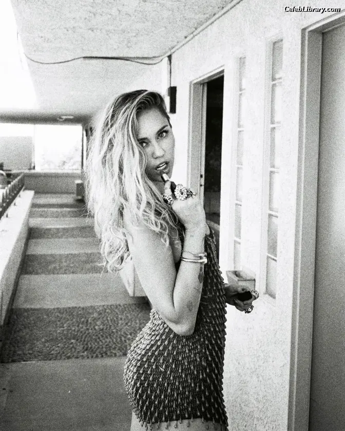 Miley Cyrus photo 11 of 2367