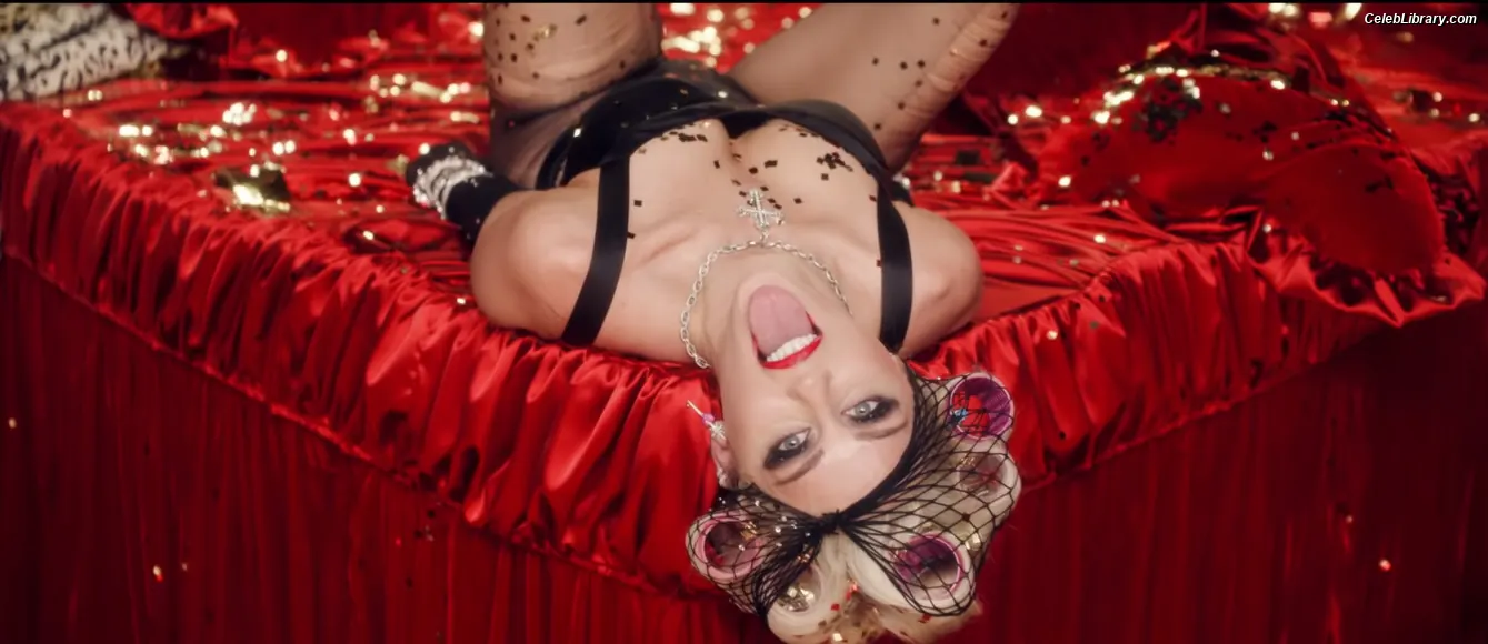 Miley Cyrus photo 19 of 2367