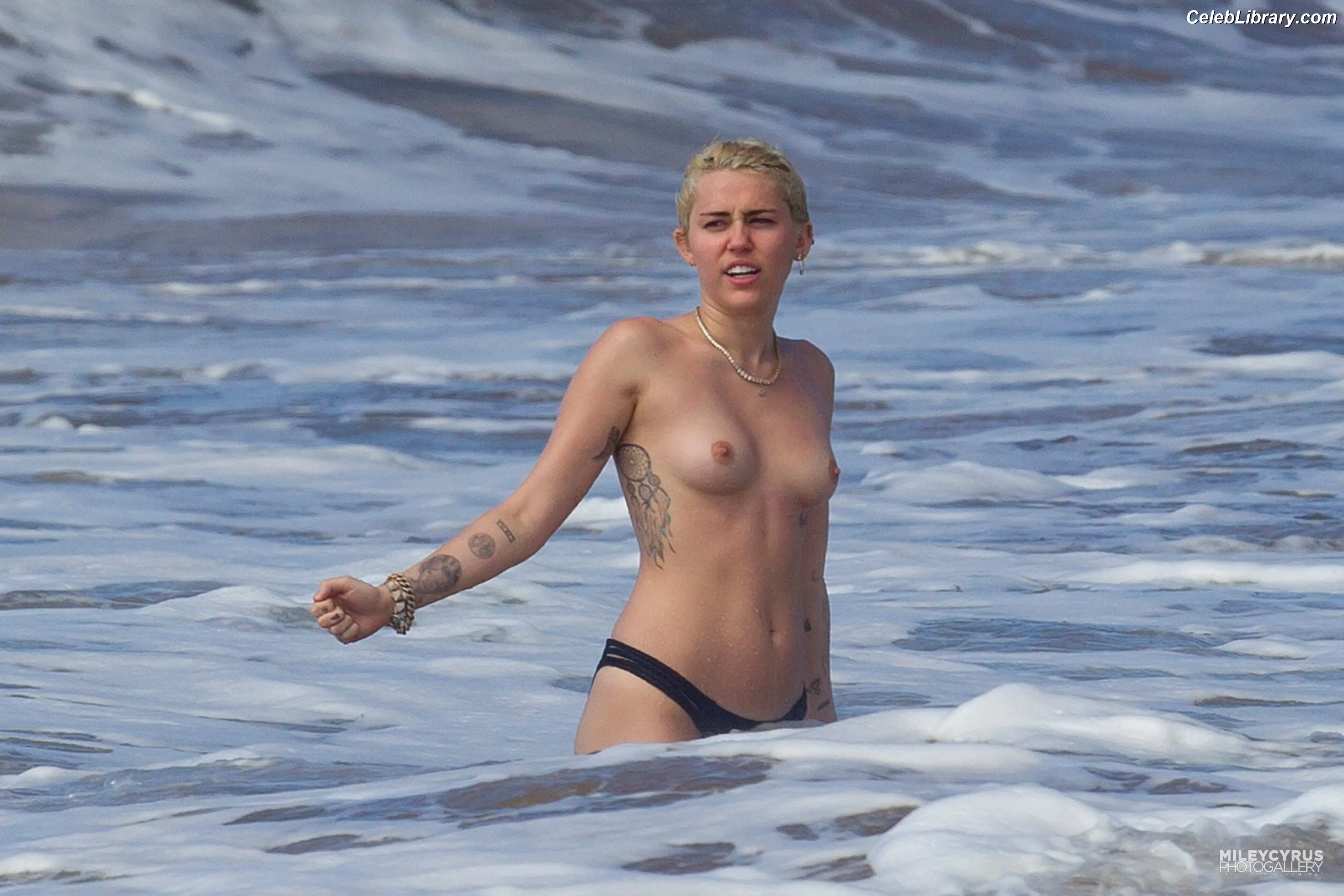 Miley Cyrus photo 18 of 2367