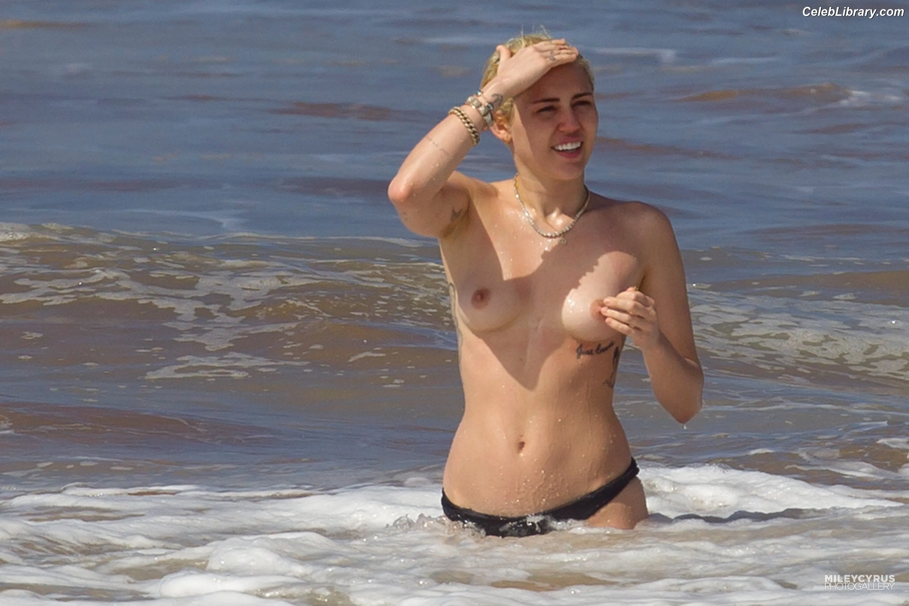 Miley Cyrus photo 3 of 2367