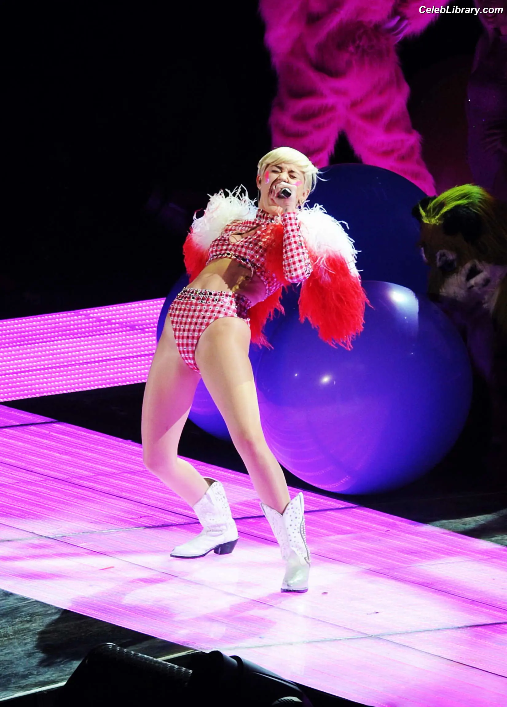Miley Cyrus photo 10 of 2367