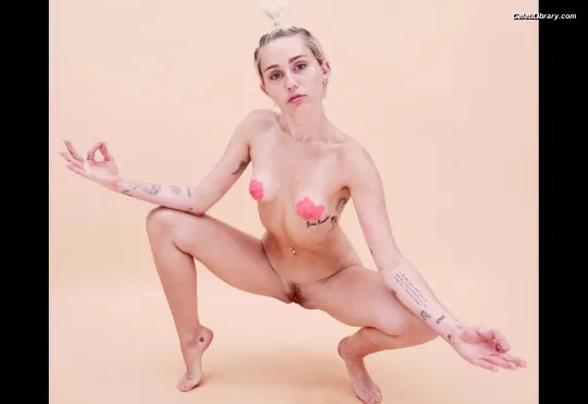 Miley Cyrus photo 18 of 2367