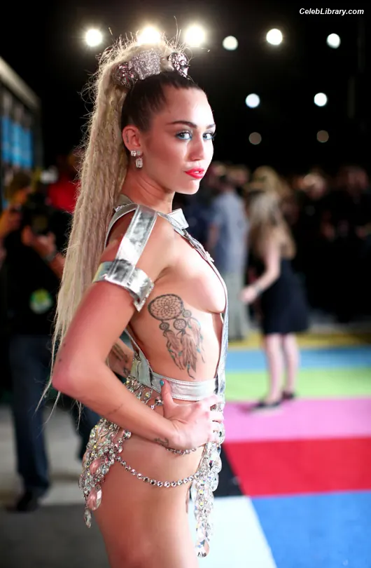 Miley Cyrus photo 3 of 2367