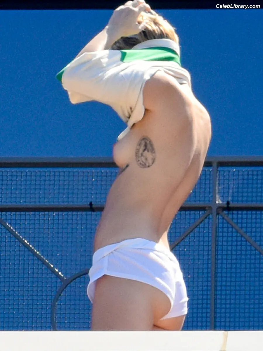 Miley Cyrus photo 22 of 2367