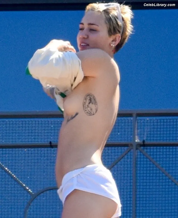 Miley Cyrus photo 23 of 2367