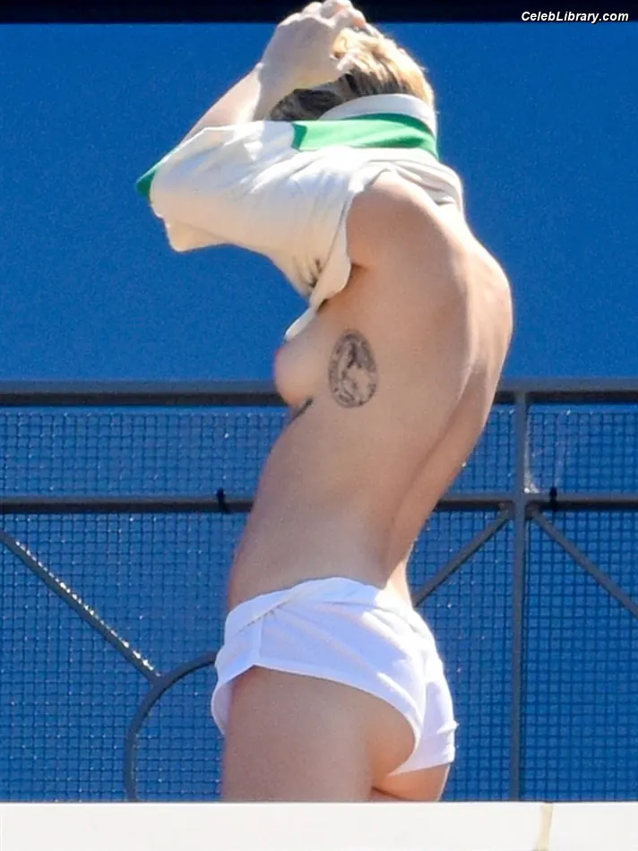 Miley Cyrus photo 24 of 2367