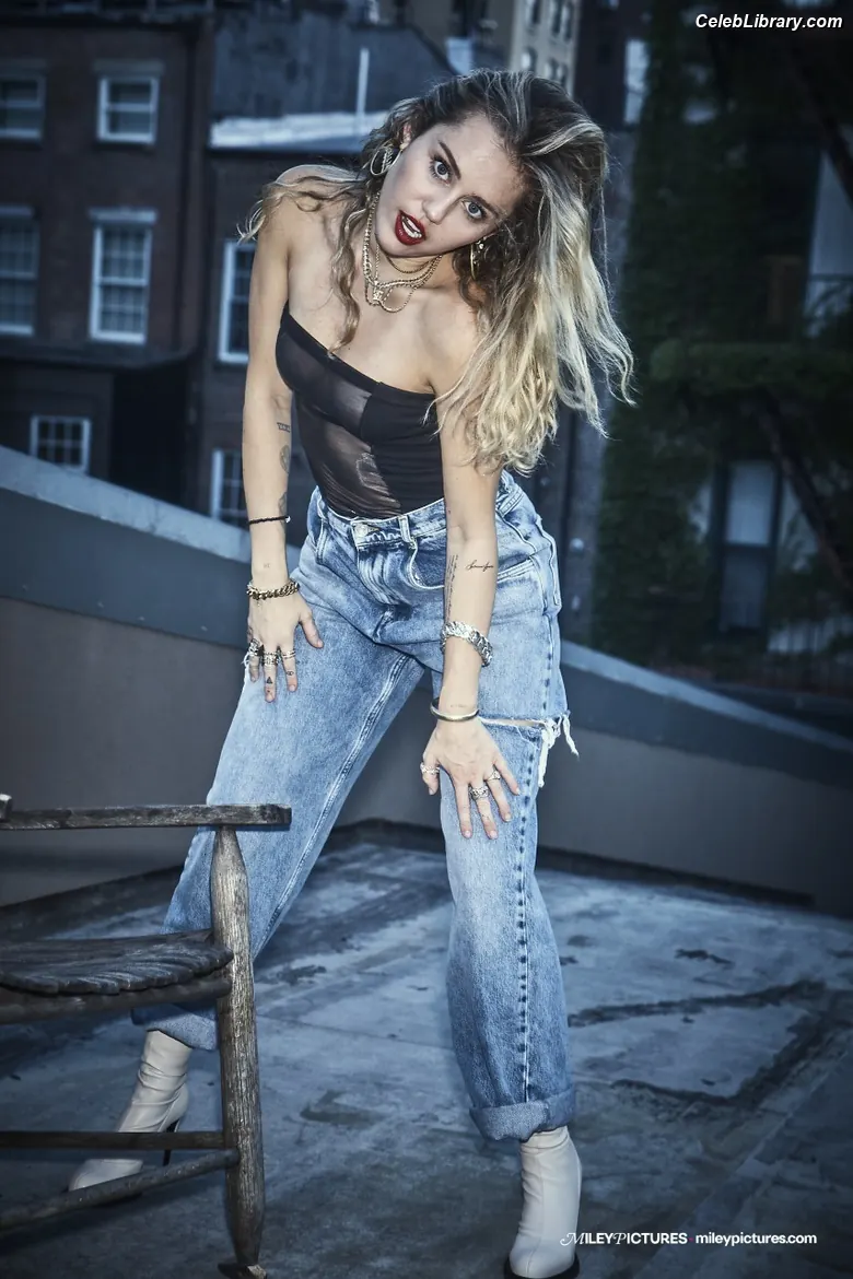 Miley Cyrus photo 15 of 2367