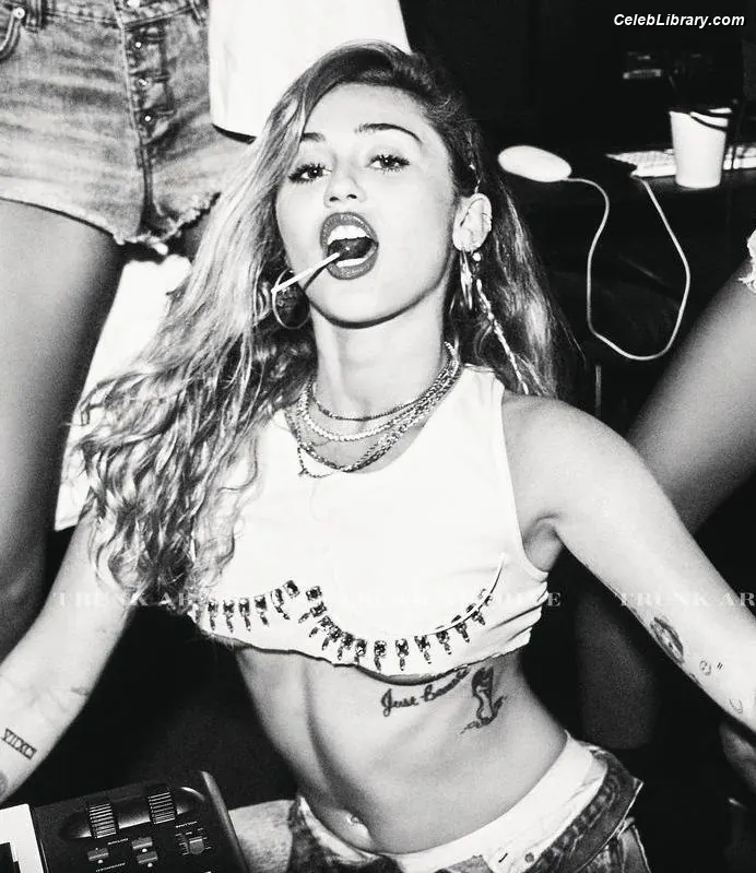 Miley Cyrus photo 16 of 2367