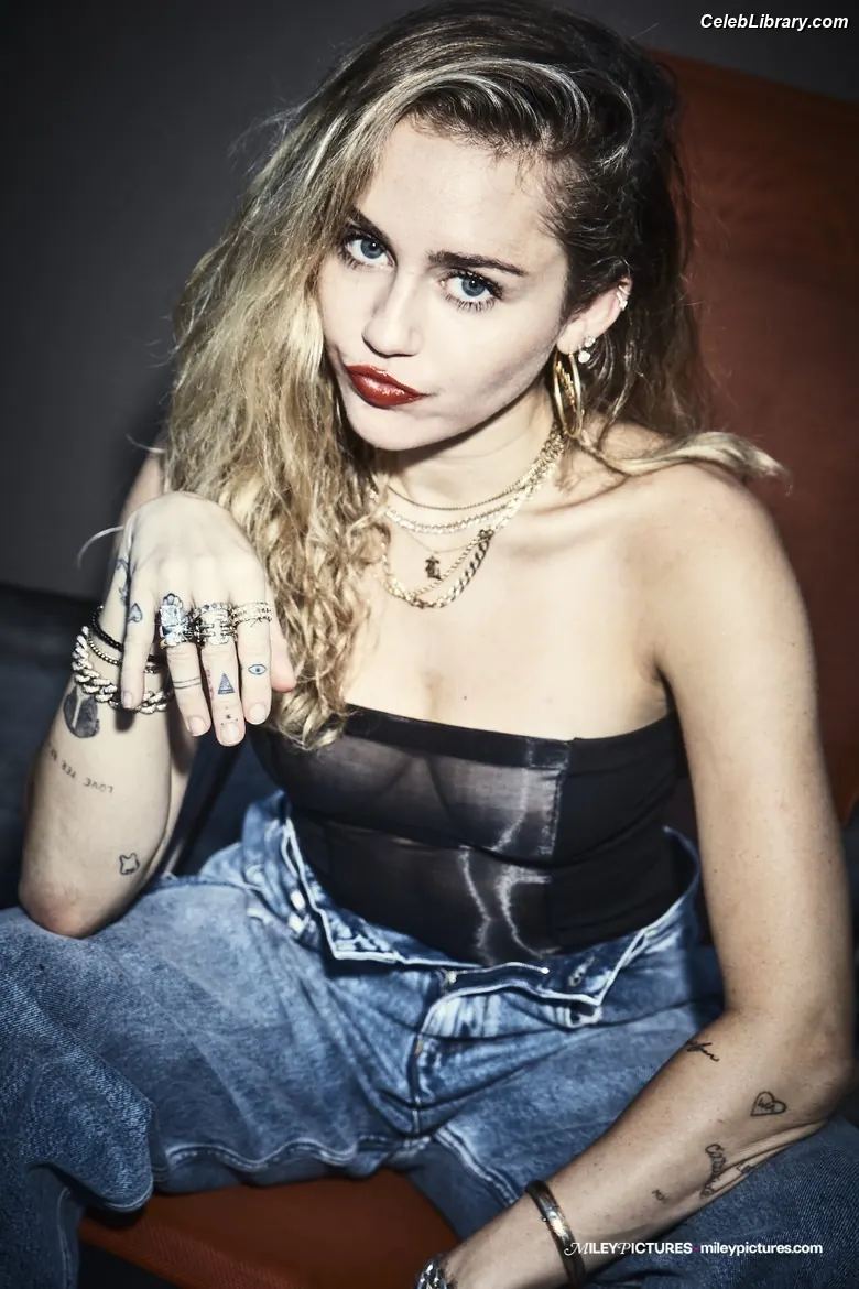 Miley Cyrus photo 18 of 2367