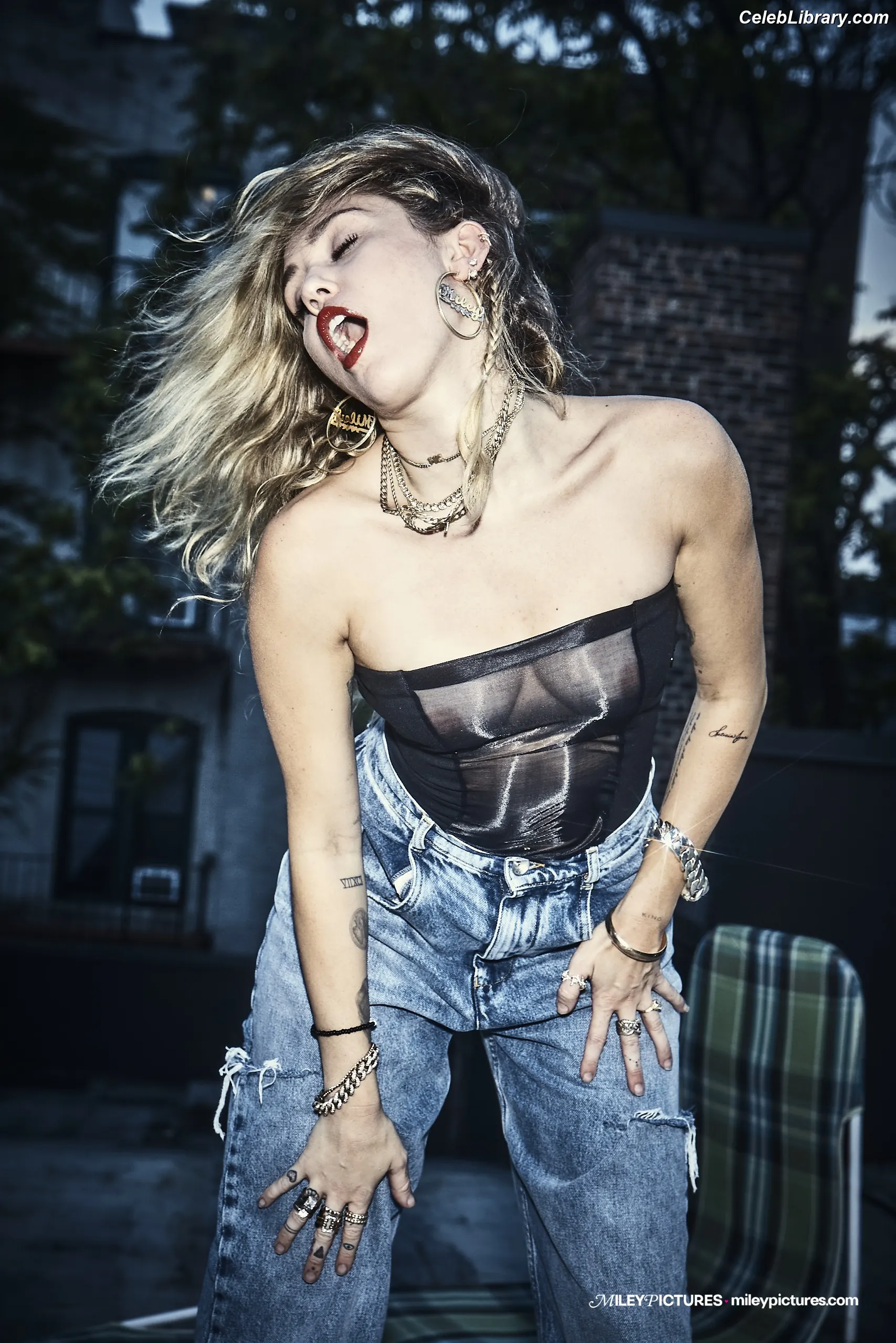 Miley Cyrus photo 4 of 2367