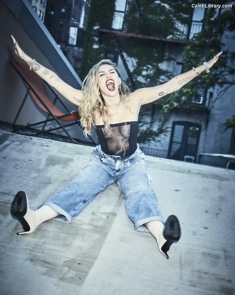 Miley Cyrus photo 7 of 2367