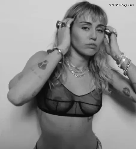Miley Cyrus photo 15 of 2367