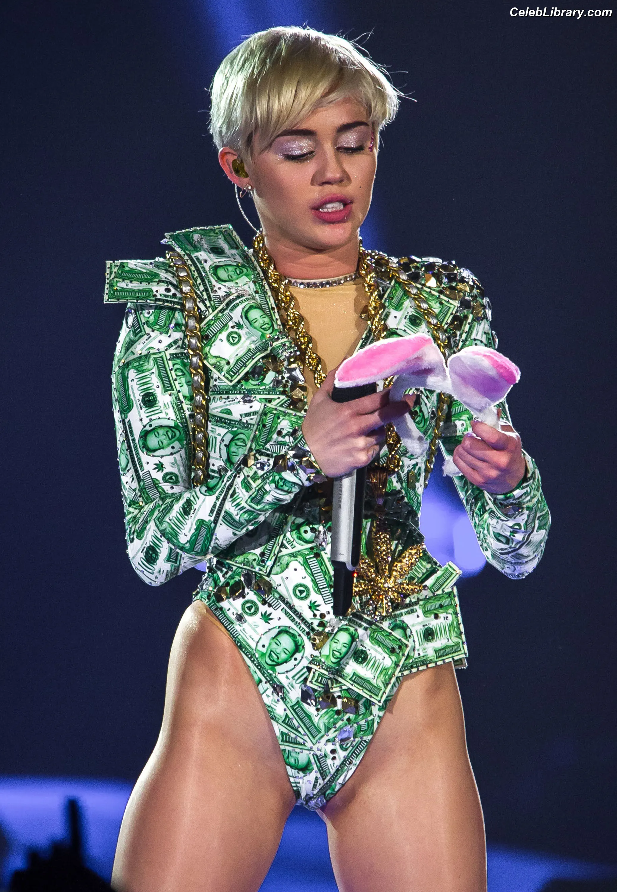 Miley Cyrus photo 23 of 2367