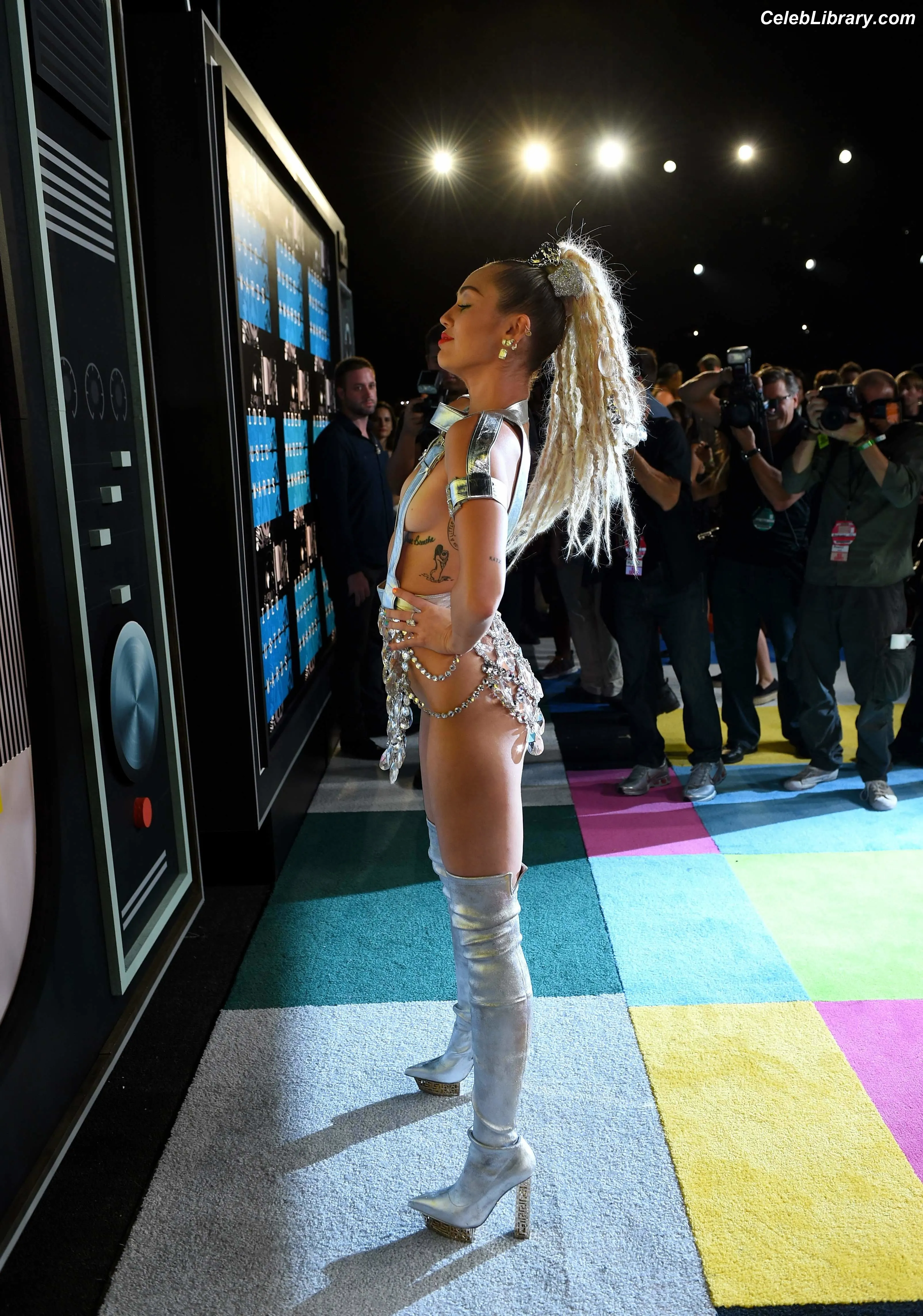 Miley Cyrus photo 4 of 2367