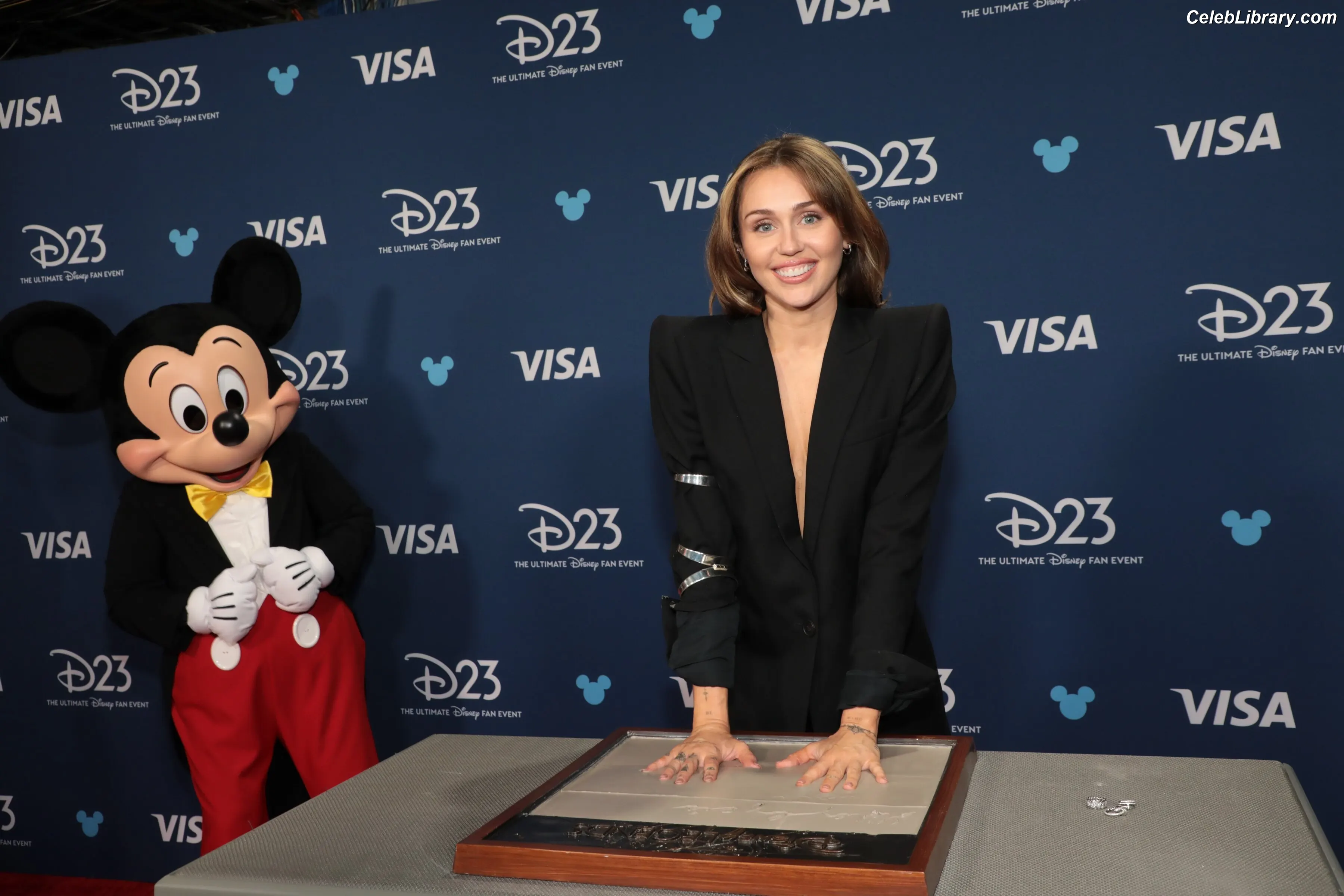 Miley Cyrus photo 15 of 2367
