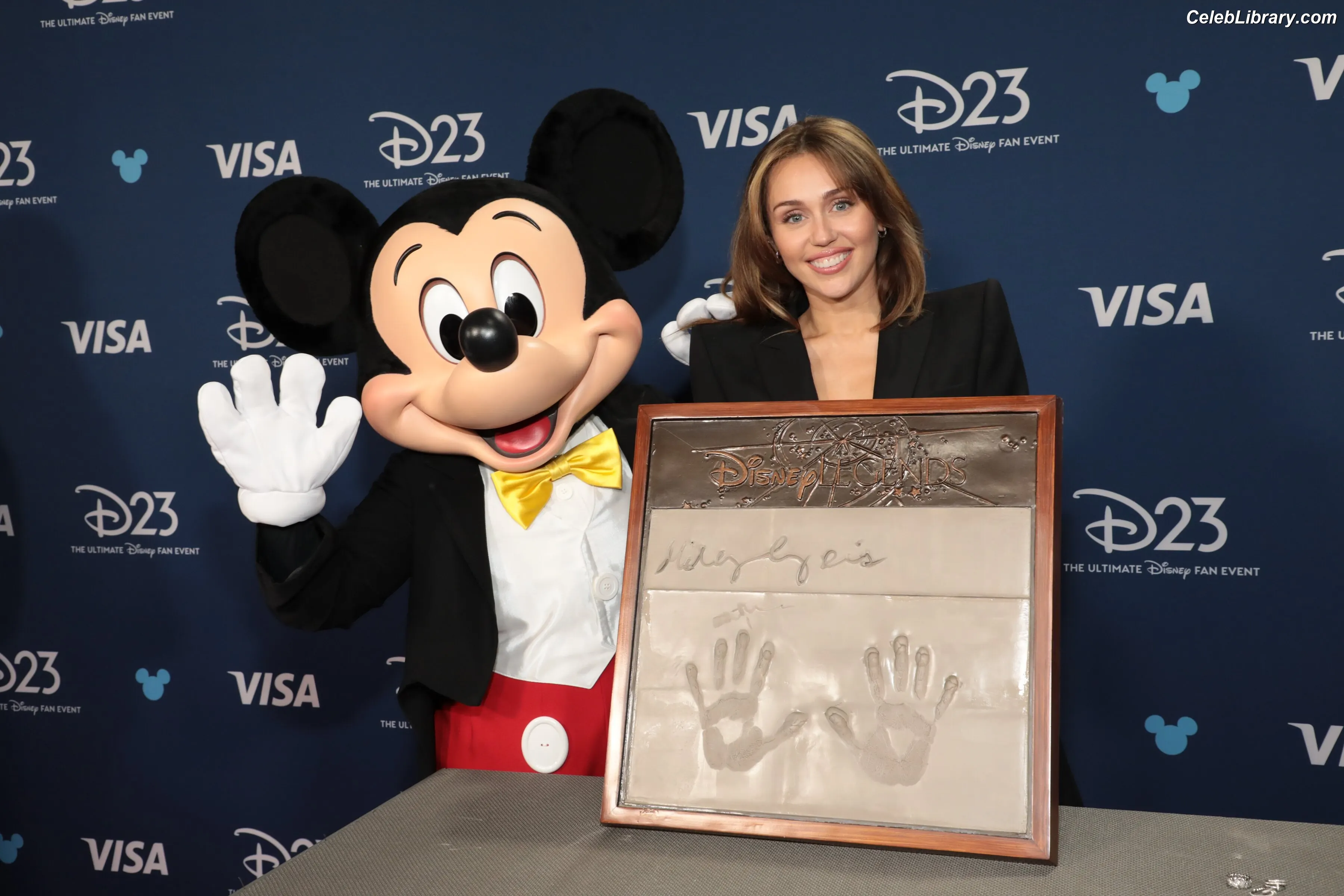 Miley Cyrus photo 16 of 2367