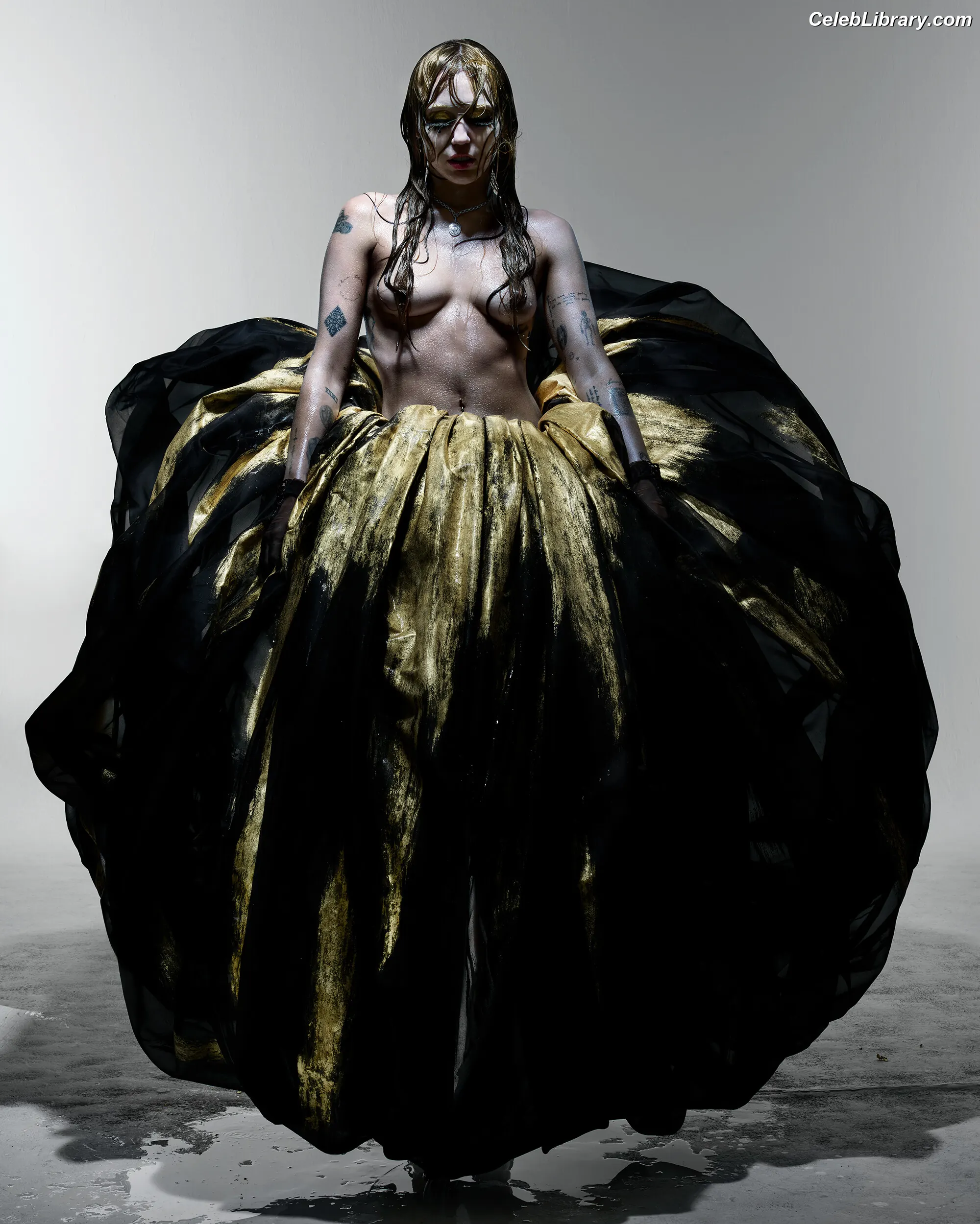 Miley Cyrus photo 9 of 2367
