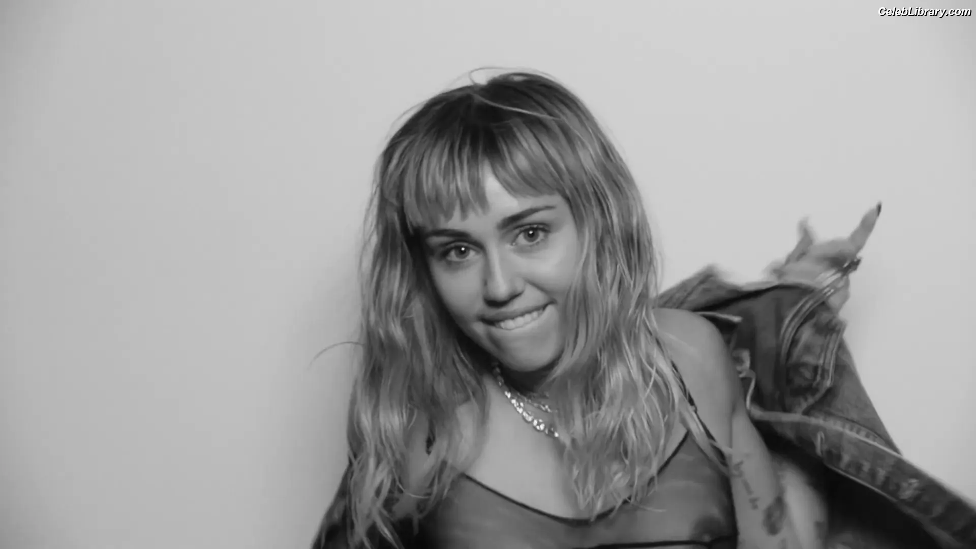 Miley Cyrus photo 17 of 2367