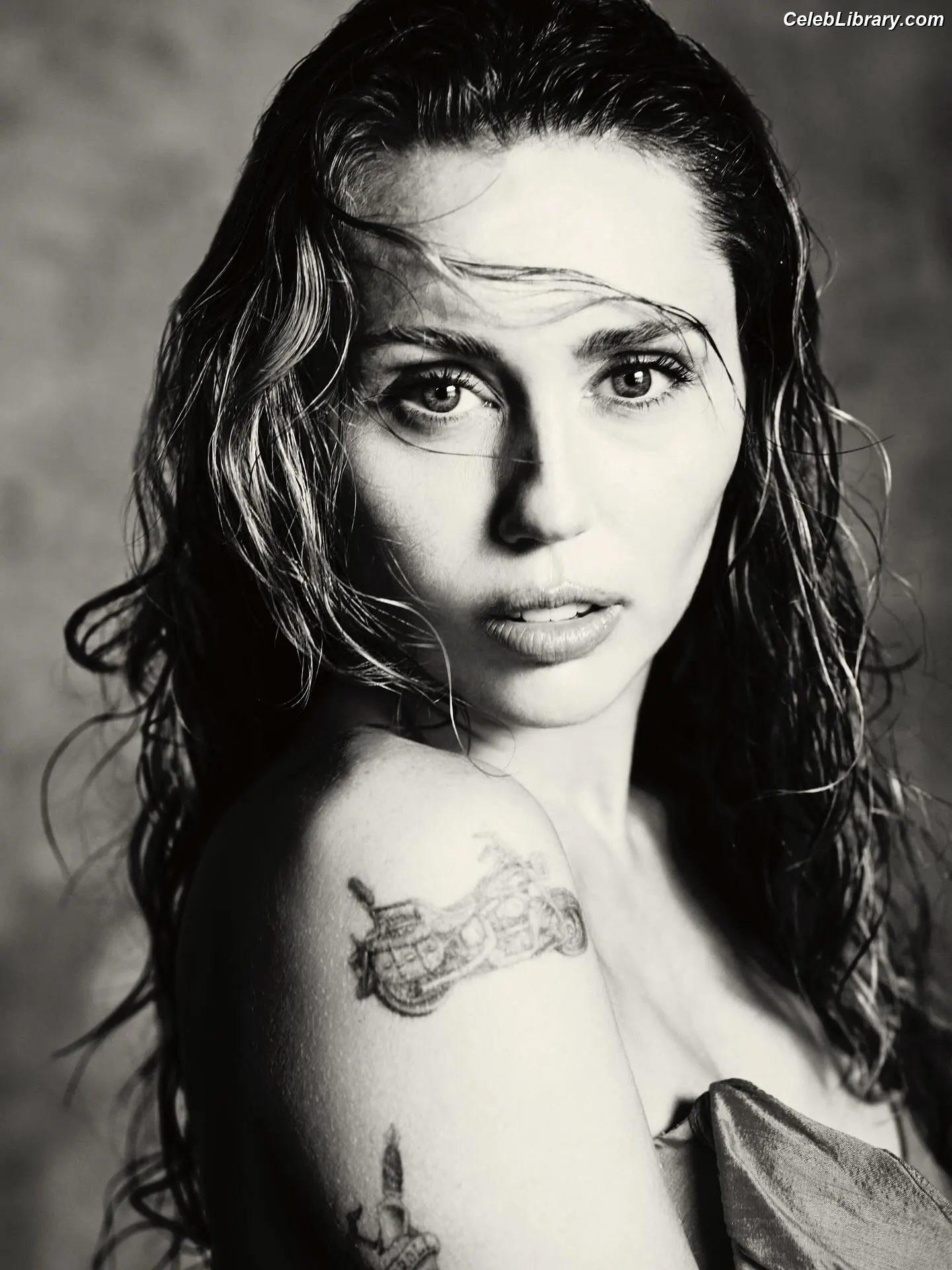 Miley Cyrus photo 6 of 2367