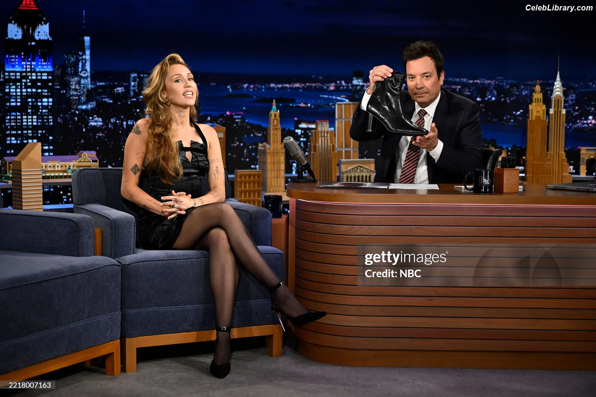 Miley Cyrus photo 2 of 2367