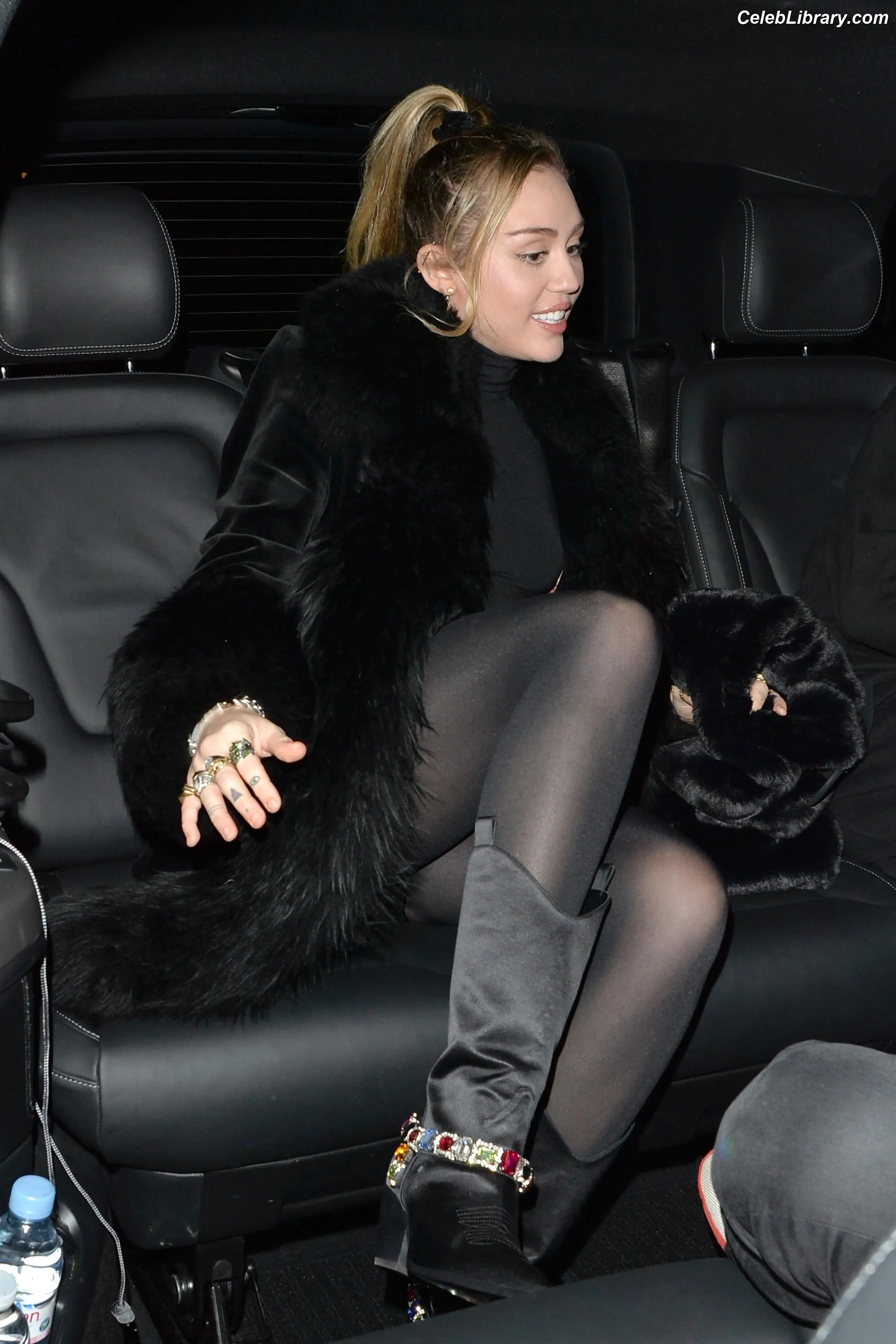 Miley Cyrus photo 9 of 2367