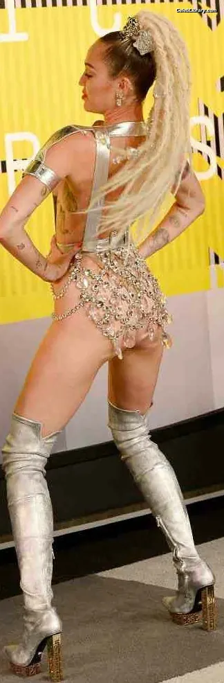 Miley Cyrus photo 17 of 2367