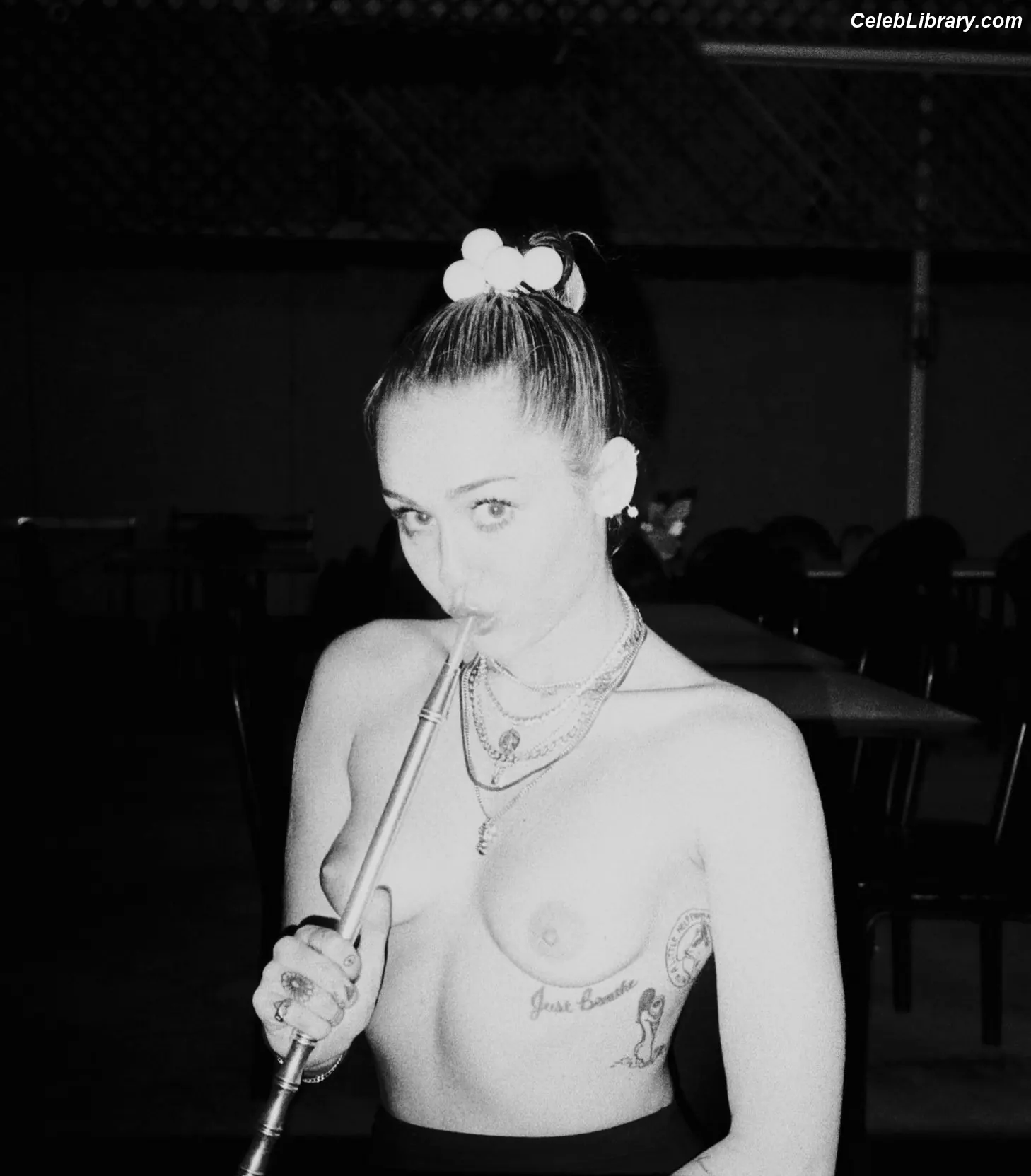Miley Cyrus photo 19 of 2367