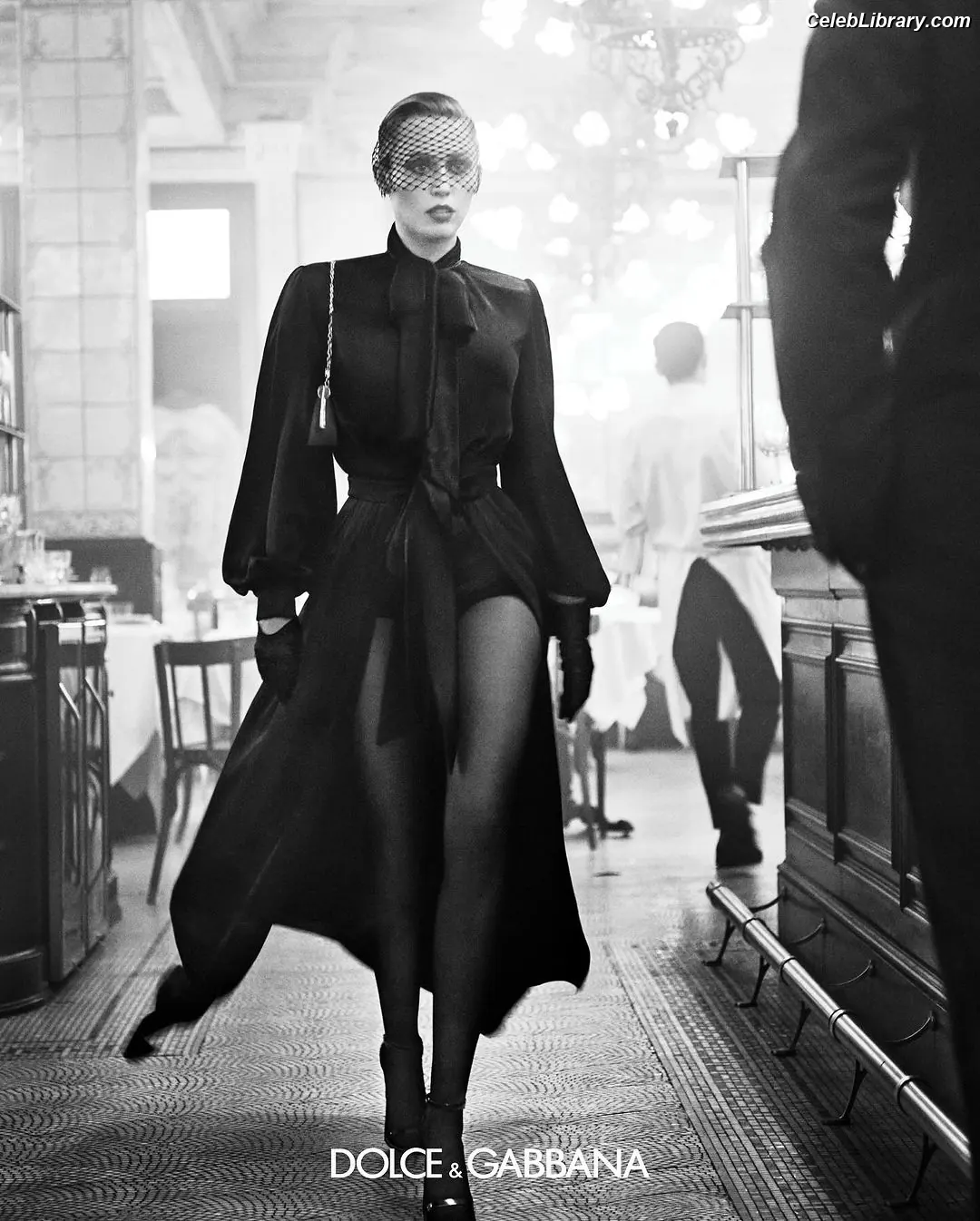 Miley Cyrus photo 1 of 2367