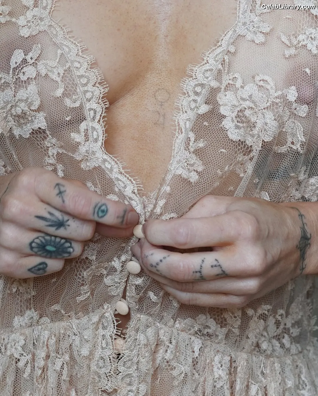 Miley Cyrus photo 10 of 2367