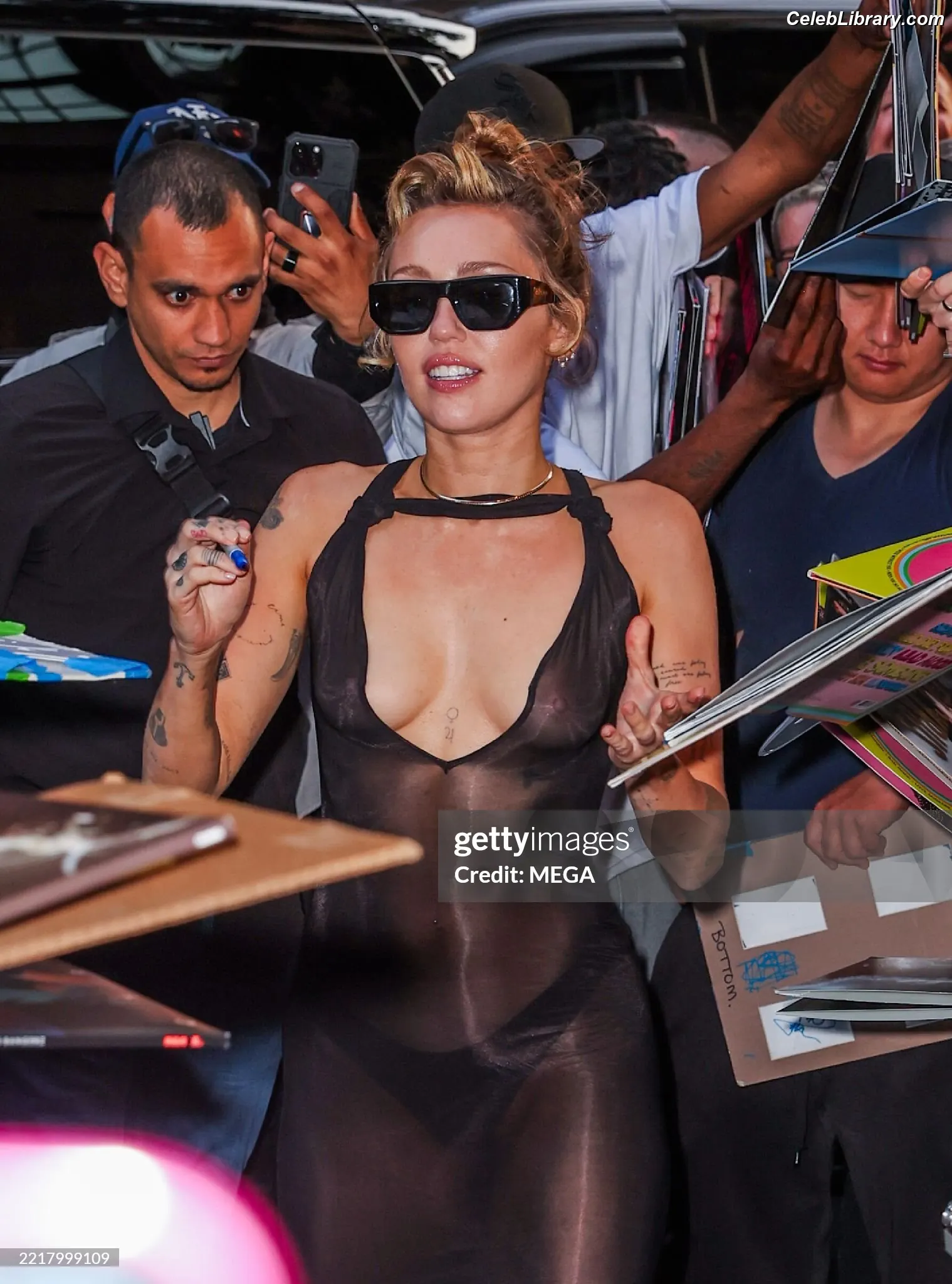 Miley Cyrus photo 7 of 2367