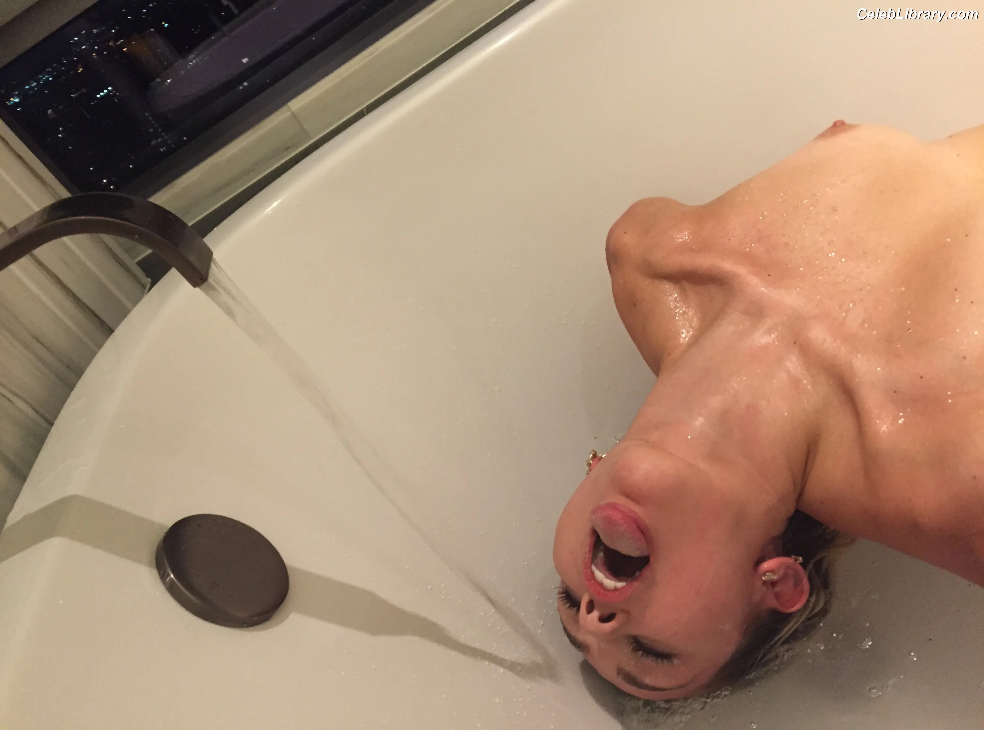 Miley Cyrus photo 17 of 2367