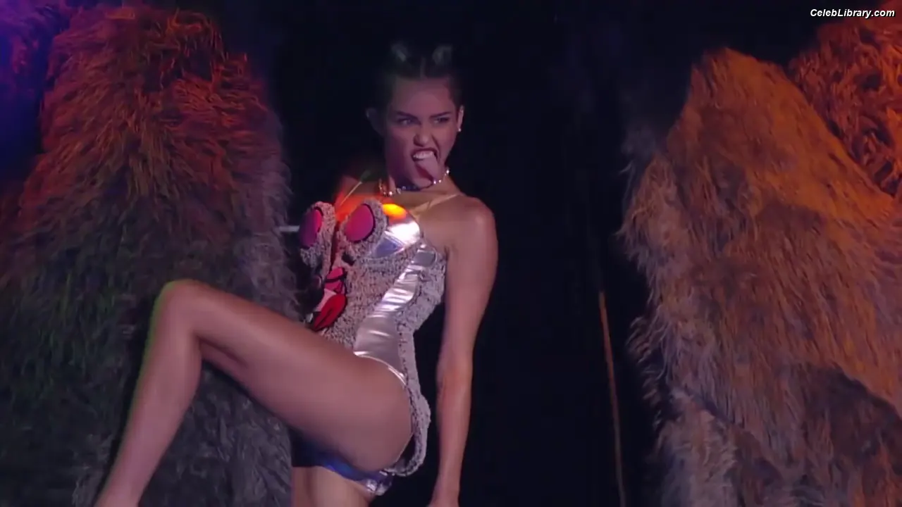 Miley Cyrus photo 10 of 2367