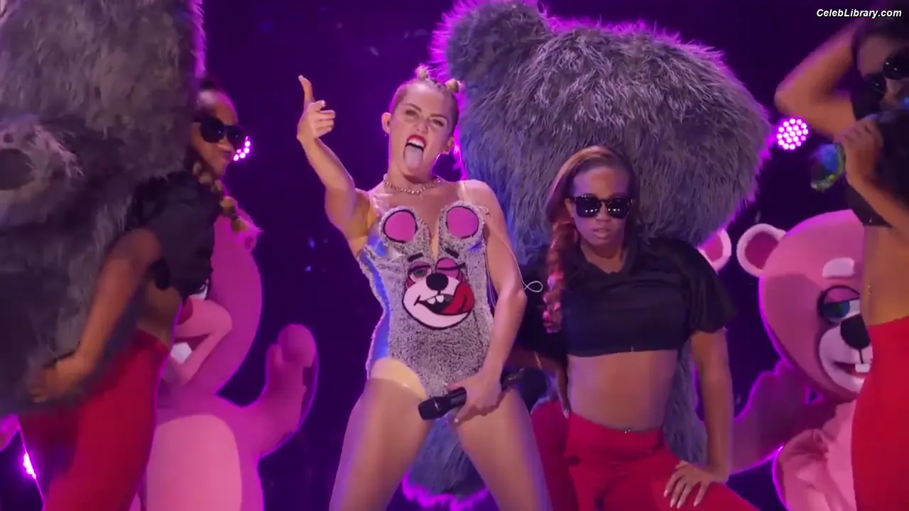 Miley Cyrus photo 12 of 2367
