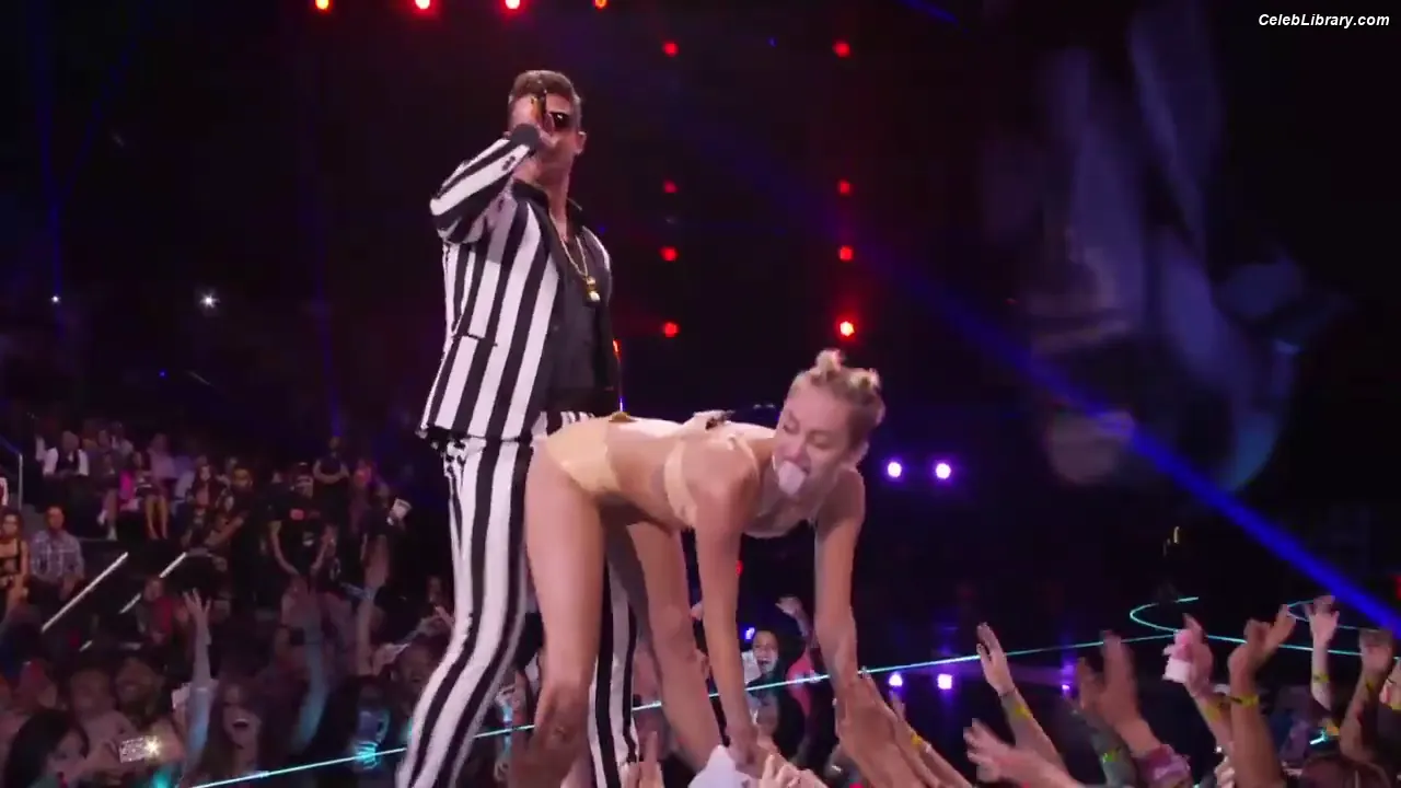 Miley Cyrus photo 13 of 2367