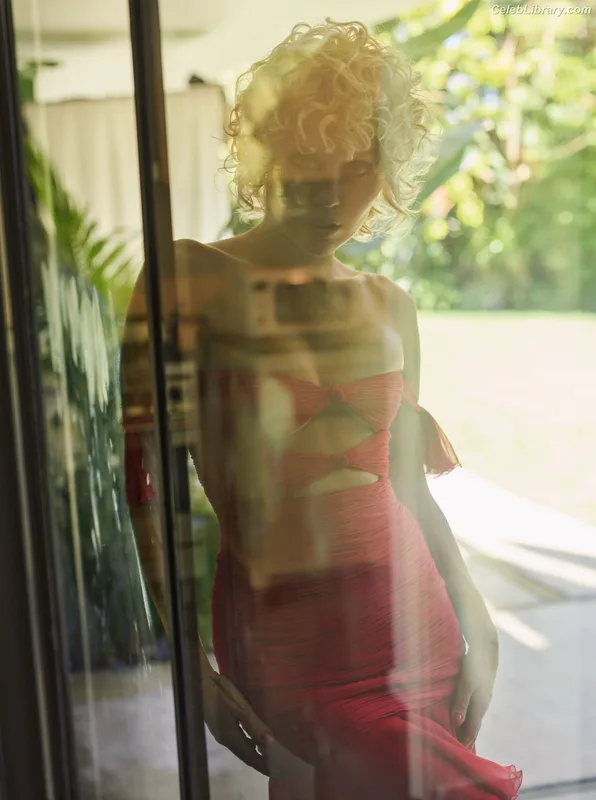 Miley Cyrus photo 1 of 2351