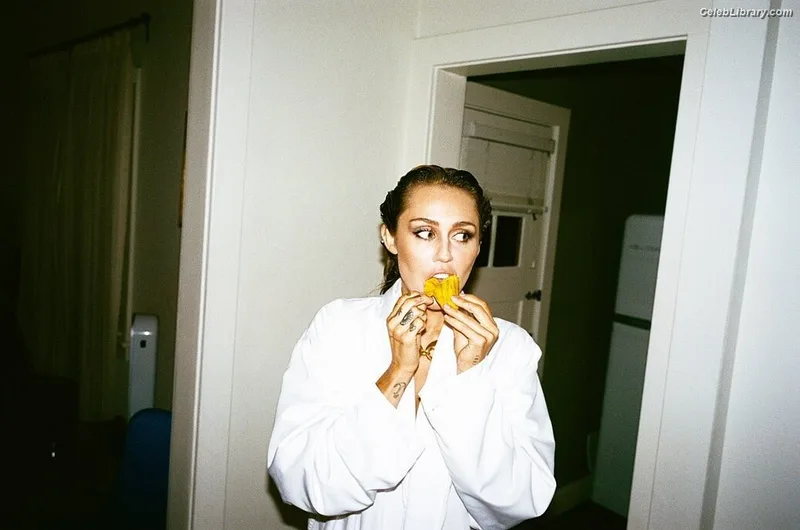 Miley Cyrus photo 8 of 2351