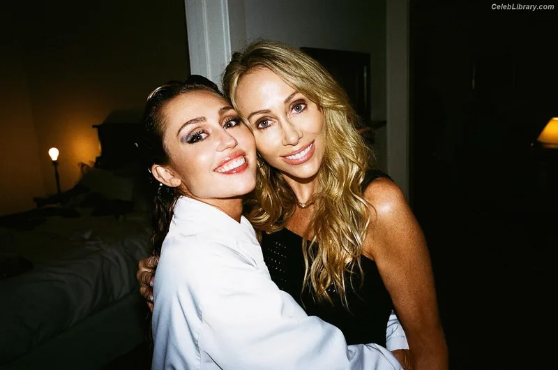 Miley Cyrus photo 12 of 2351