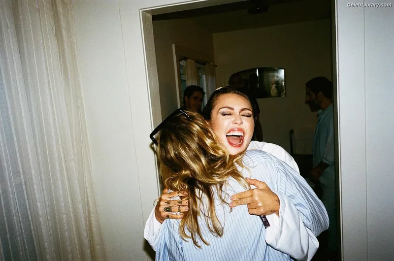 Miley Cyrus photo 16 of 2351