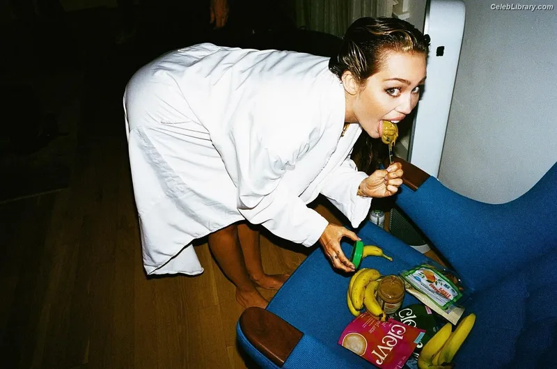 Miley Cyrus photo 20 of 2351