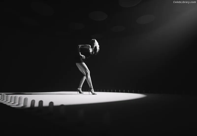 Miley Cyrus photo 21 of 2351