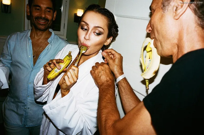 Miley Cyrus photo 23 of 2351