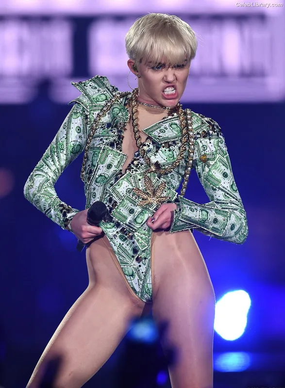 Miley Cyrus photo 4 of 2351