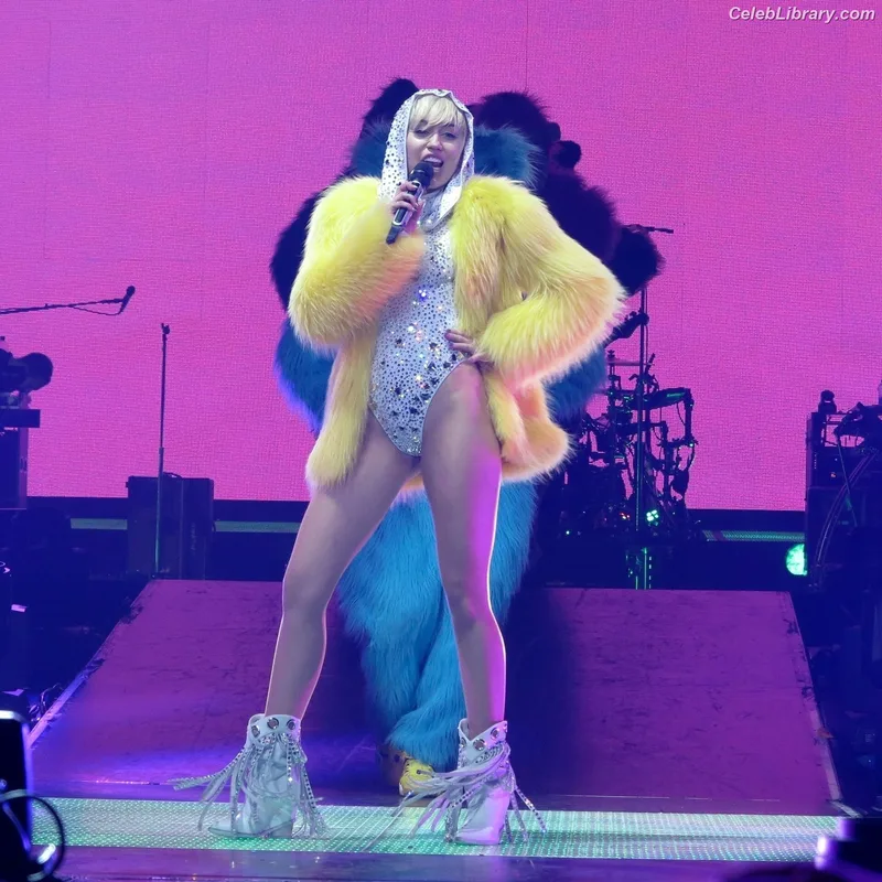 Miley Cyrus photo 19 of 2351