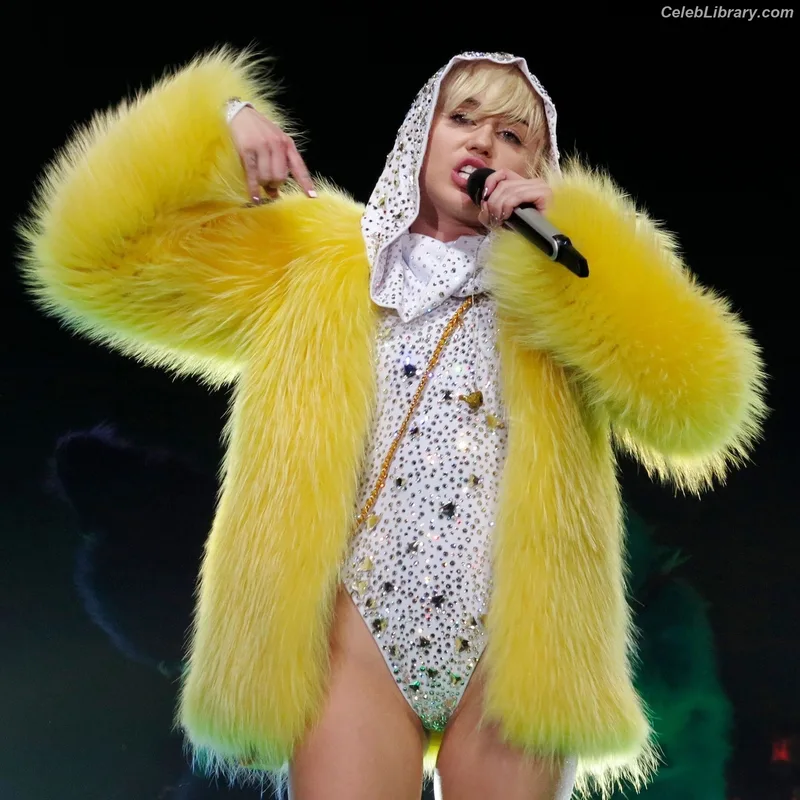 Miley Cyrus photo 1 of 2351