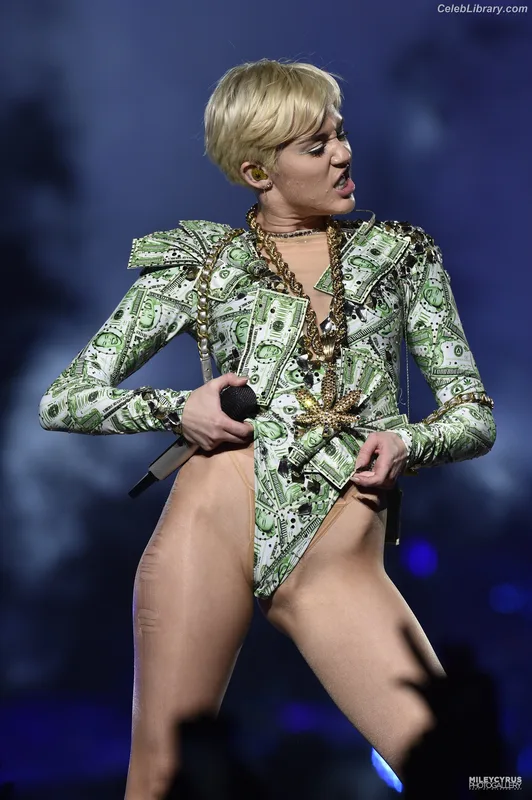 Miley Cyrus photo 4 of 2351