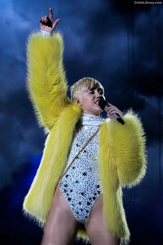 Miley Cyrus photo 5 of 2351
