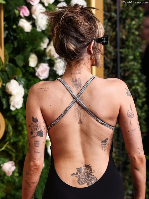 Miley Cyrus photo 9 of 2351